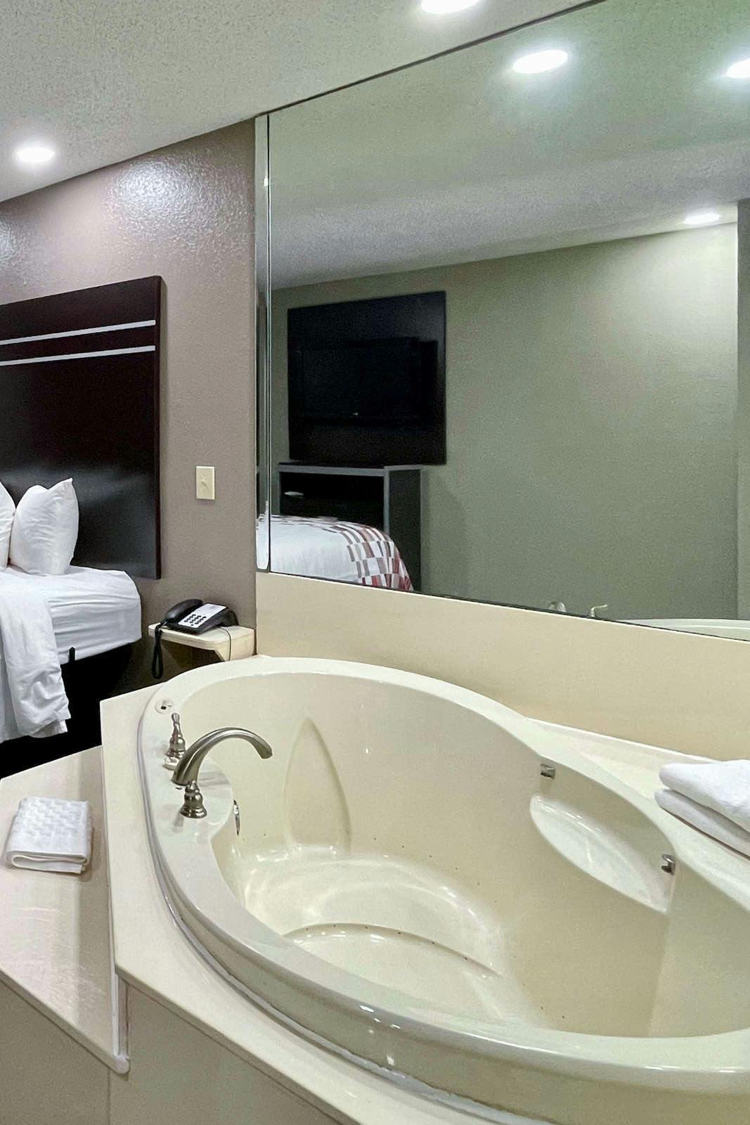 Hotel Red Roof Inn & Suites Jackson - Richland photo 2