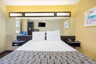 Hotel Microtel Inn & Suites by Wyndham Bowling Green photo 3