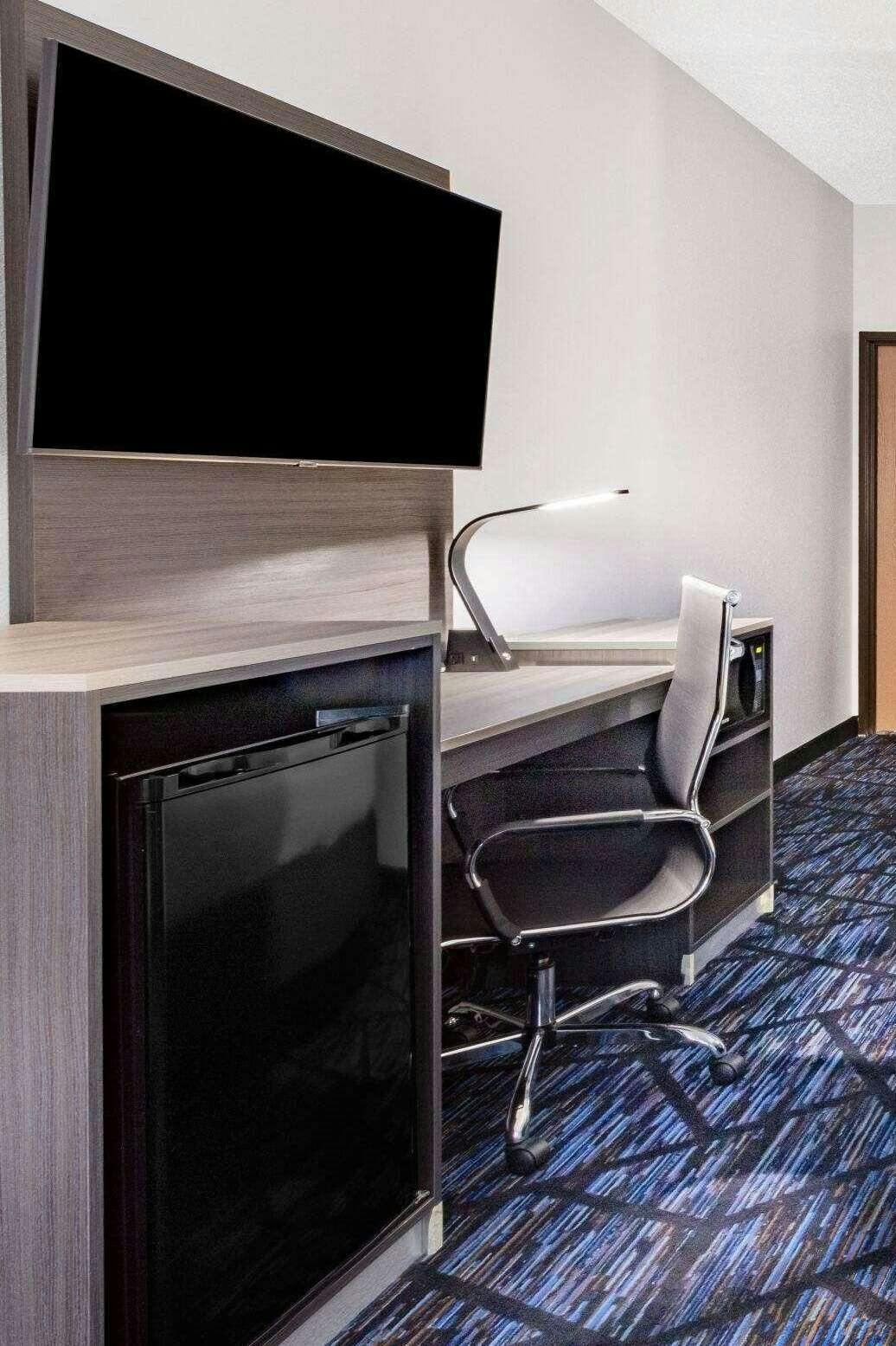 Hotel AmericInn by Wyndham Quincy photo 3