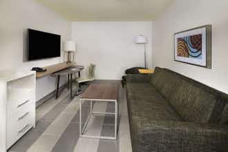 Hotel Holiday Inn & Suites Arden - Asheville Airport photo 2