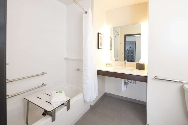 Hotel Holiday Inn & Suites Mount Pleasant photo 2