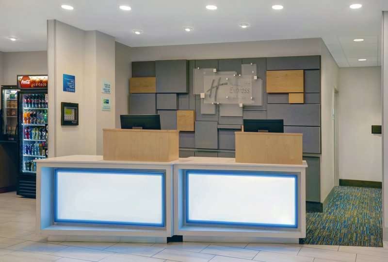 Hotel Holiday Inn Express & Suites Lenexa - Overland Park Area photo 4