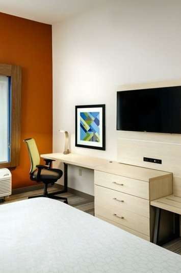 Hotel Holiday Inn Express & Suites Medford photo 2