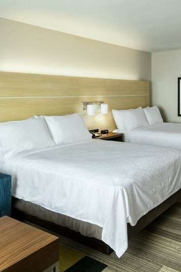 Hotel Holiday Inn Express & Suites Medford photo 1