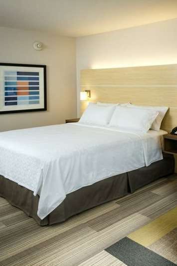 Hotel Holiday Inn Express & Suites Medford photo 4
