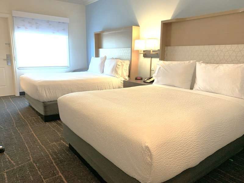 Hotel Holiday Inn Victoria – Elk Lake photo 2