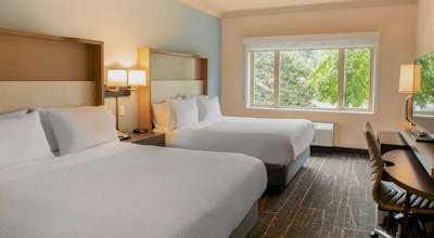 Holiday Inn Victoria – Elk Lake