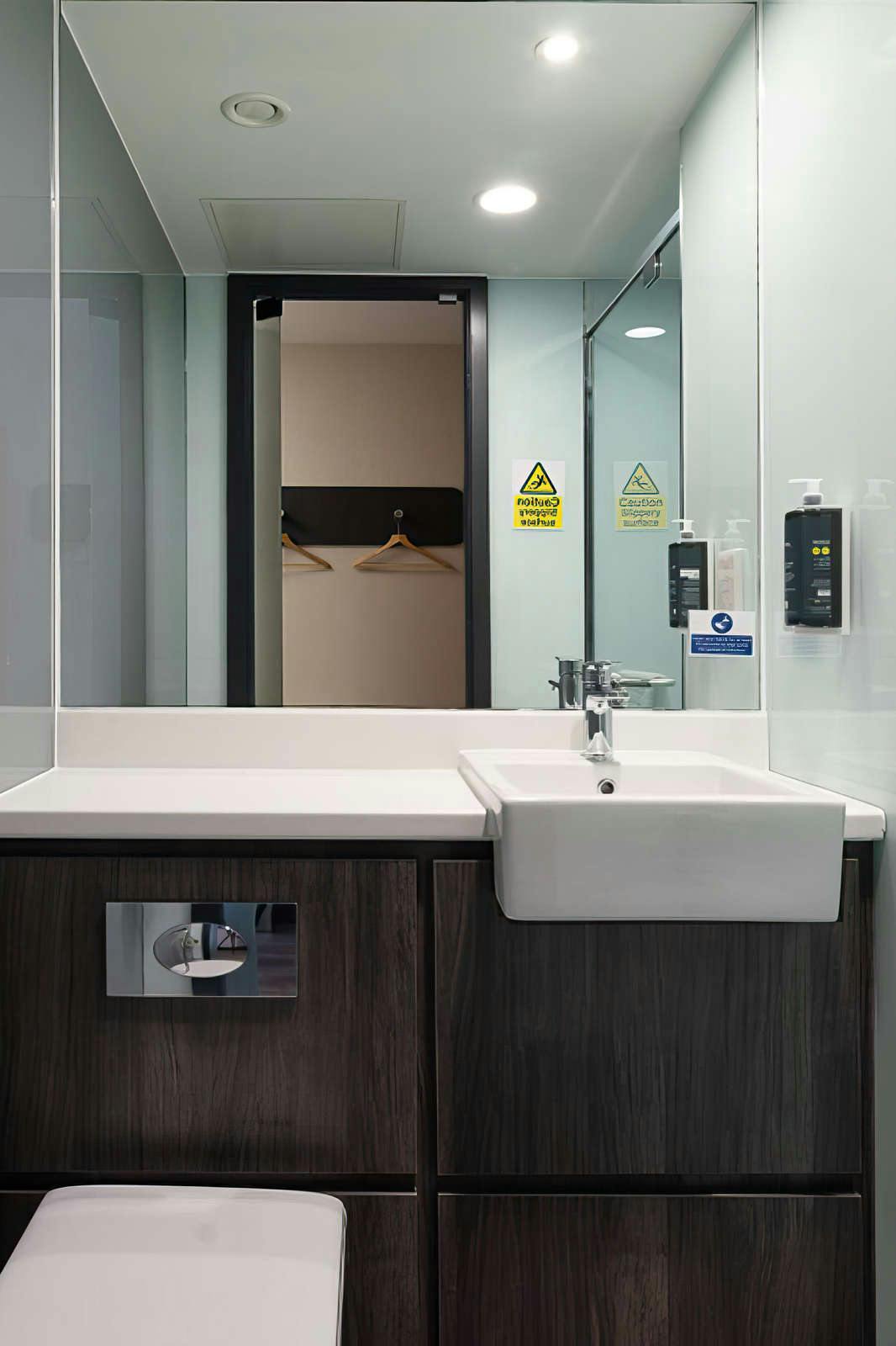 Hotel easyHotel Cardiff photo 5