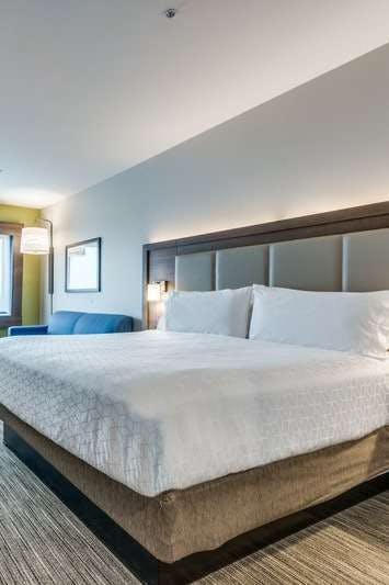 Hotel Holiday Inn Express & Suites Denton South photo 1