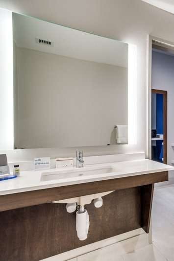 Hotel Holiday Inn Express & Suites Denton South photo 4