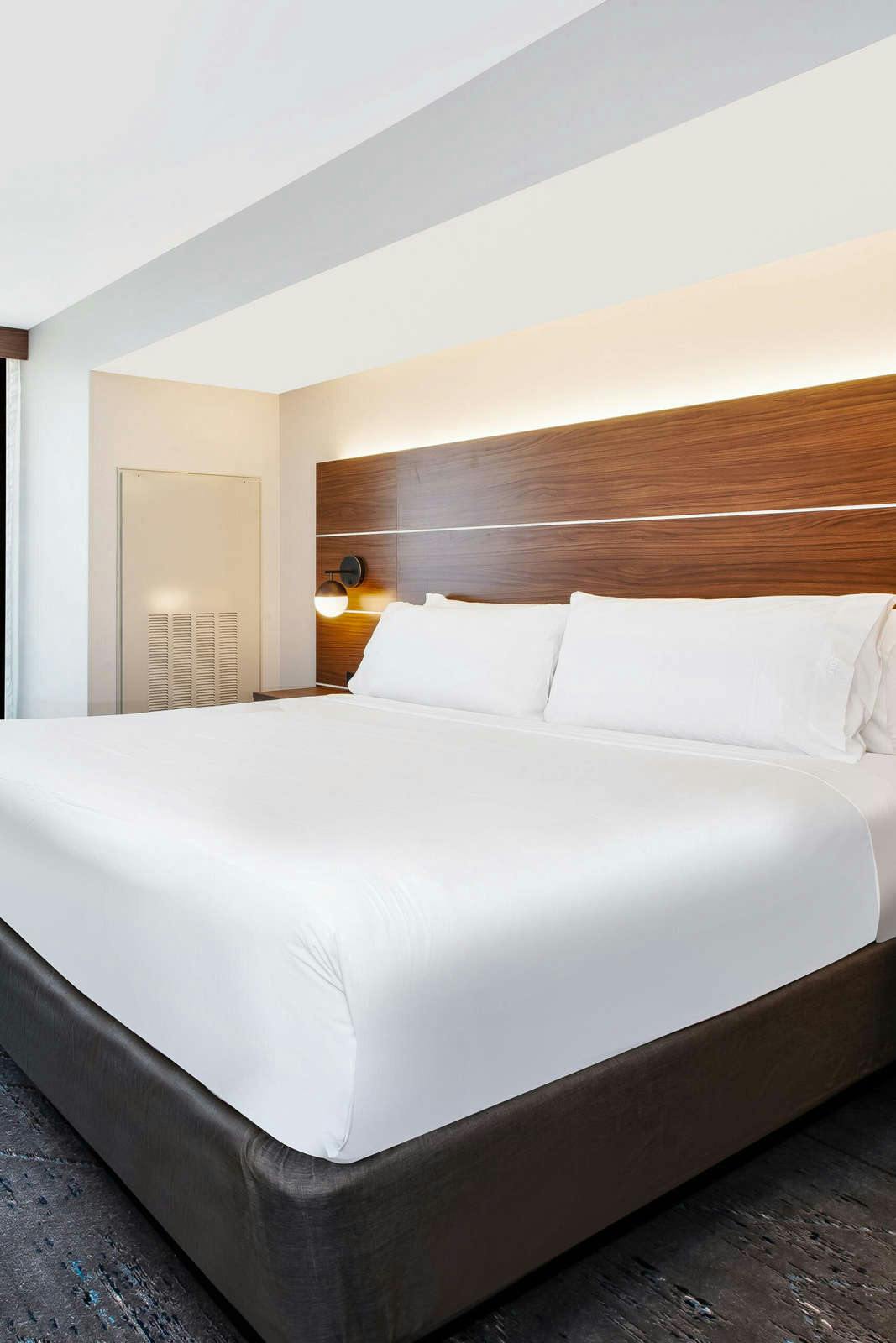 Hotel Holiday Inn Express & Suites VA Beach Oceanfront by IHG photo 3