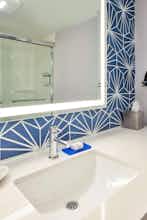 Hotel Holiday Inn Express & Suites VA Beach Oceanfront by IHG photo 4