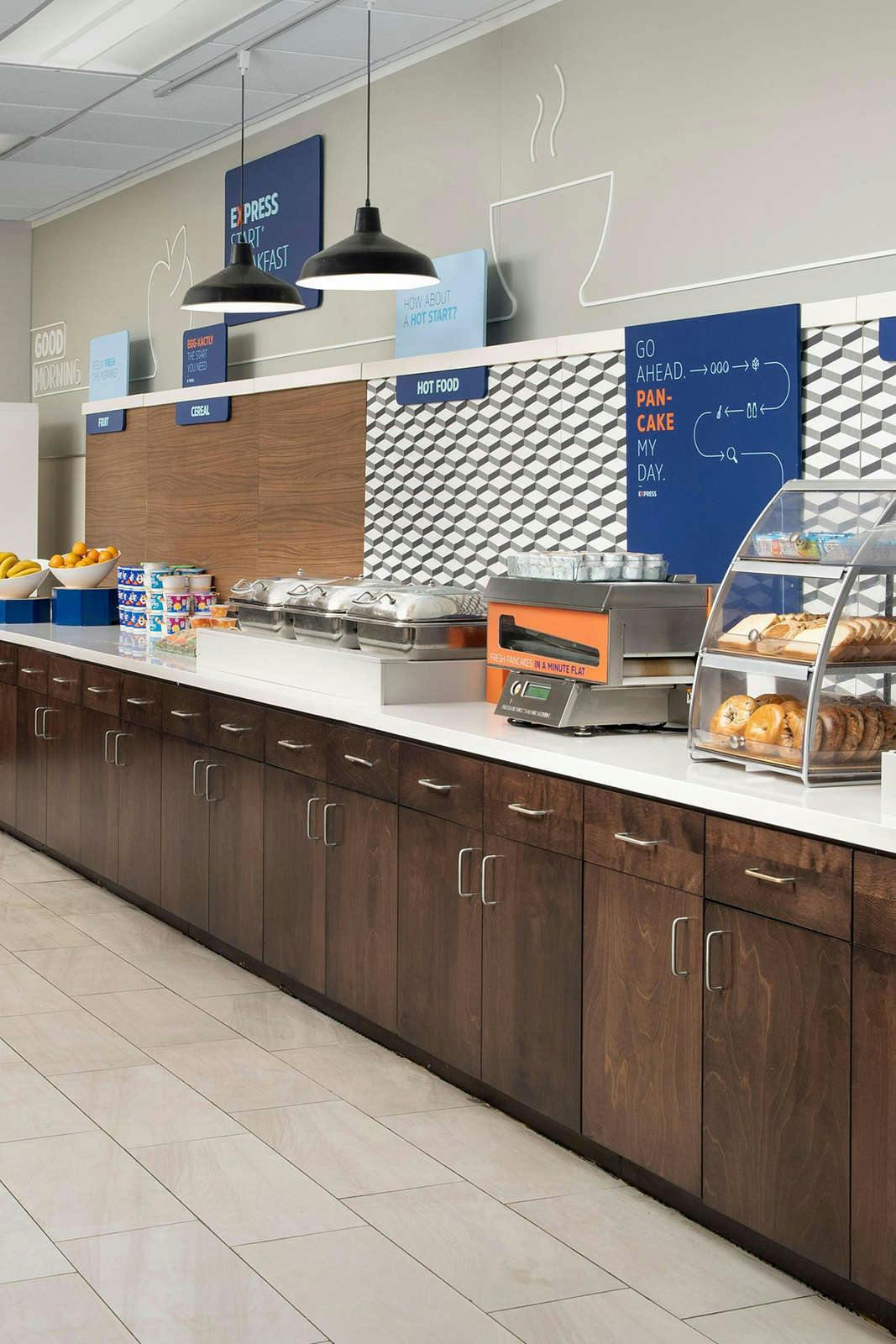 Hotel Holiday Inn Express & Suites Knoxville-Clinton by IHG photo 5