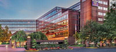 LaGuardia Plaza Hotel