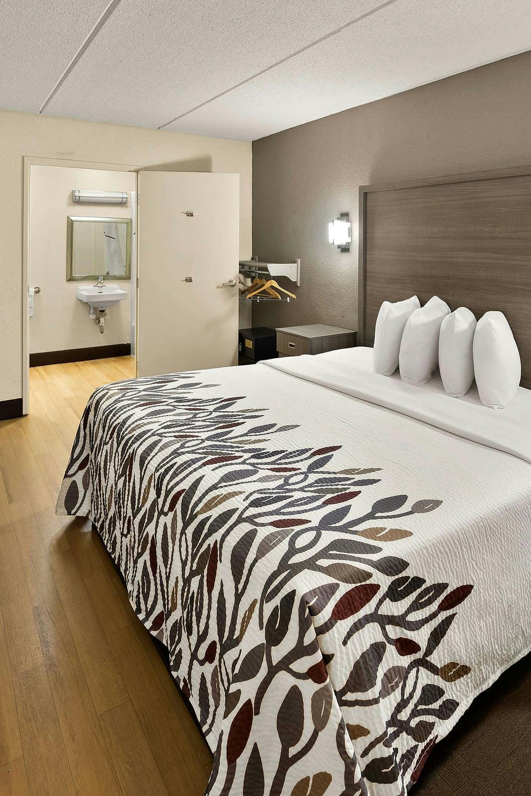 Hotel Red Roof Inn Chapel Hill - UNC photo 3