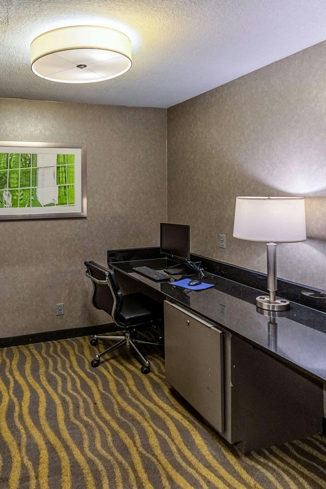 Hotel Red Roof Inn & Suites Irving – DFW Airport South photo 4