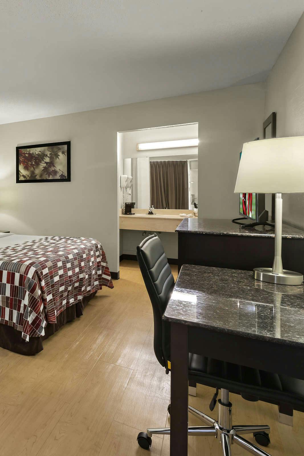 Hotel Red Roof Inn & Suites Cave City photo 4