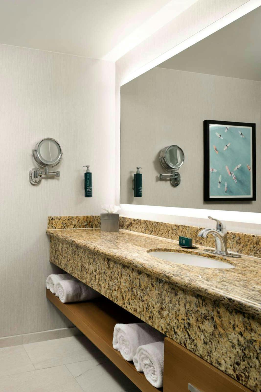 Hotel Hotel Zessa Orange County Airport, a DoubleTree by Hilton photo 5