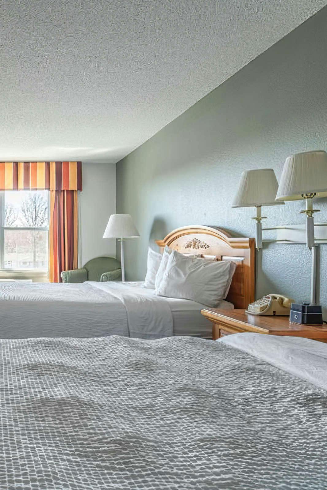Hotel Lancaster Inn and Suites photo 5