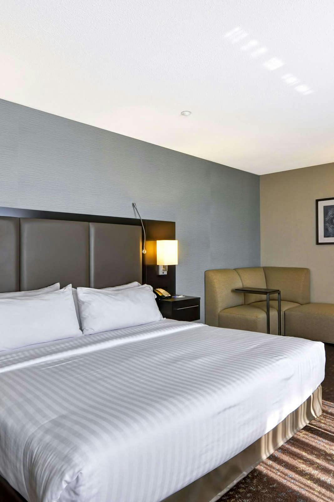 Hotel Holiday Inn Express Romulus / Detroit Airport, an IHG Hotel photo 1