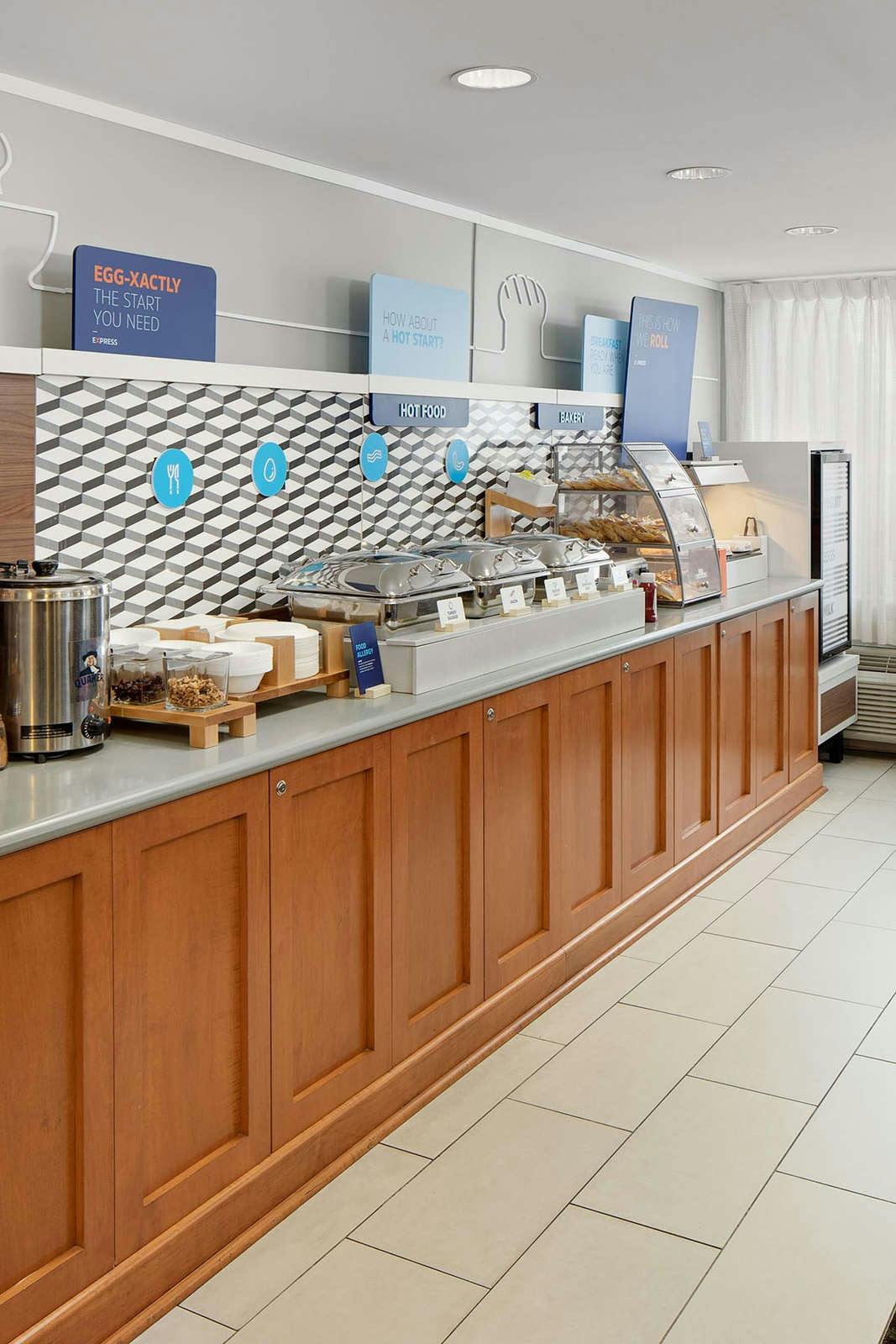 Hotel Holiday Inn Express Romulus / Detroit Airport, an IHG Hotel photo 3