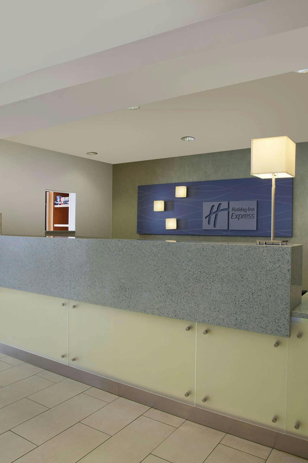 Hotel Holiday Inn Express Romulus / Detroit Airport, an IHG Hotel photo 2