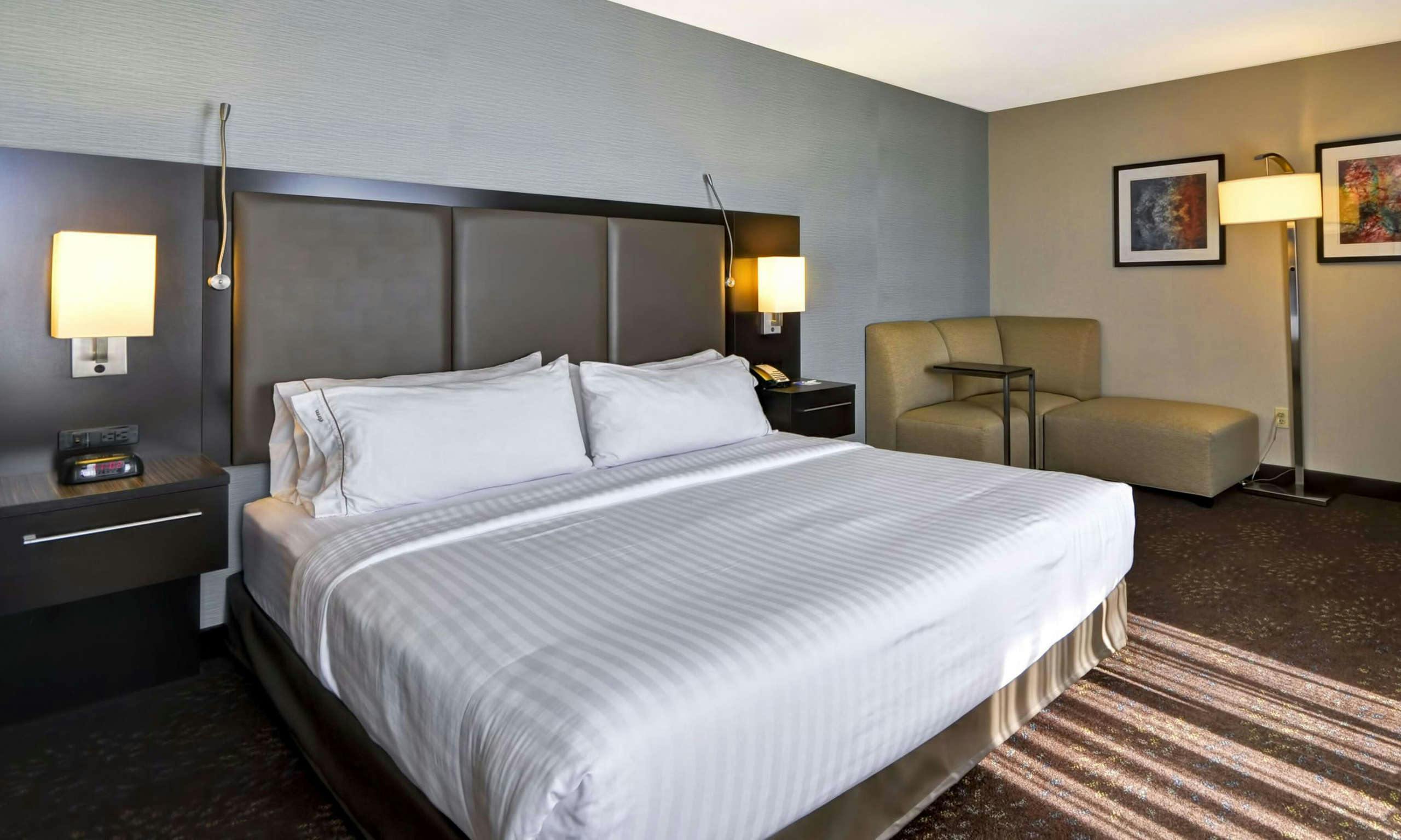 Holiday Inn Express Romulus / Detroit Airport, an IHG Hotel