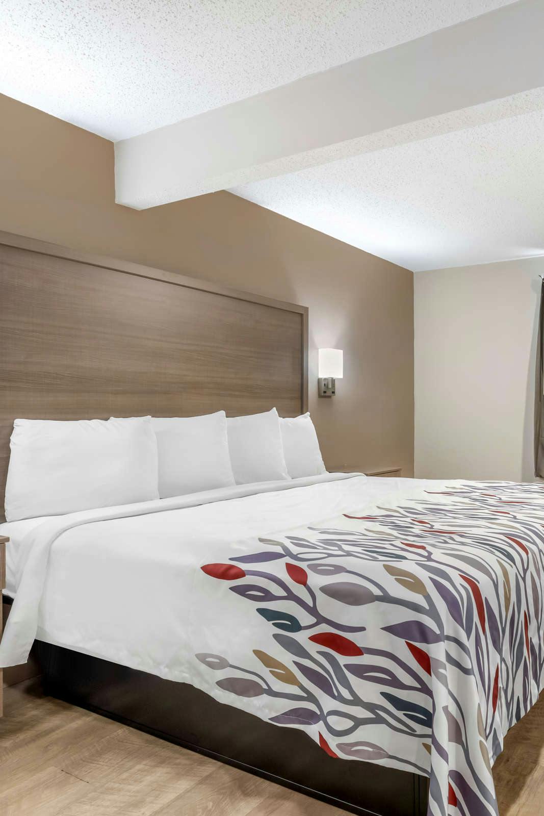 Hotel Red Roof Inn & Suites Newport News photo 1