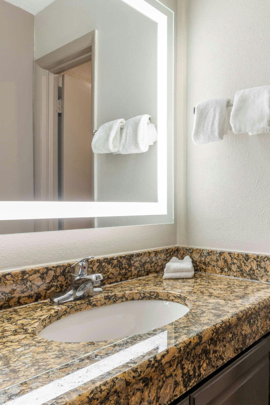 Hotel Red Roof Inn & Suites Newport News photo 5