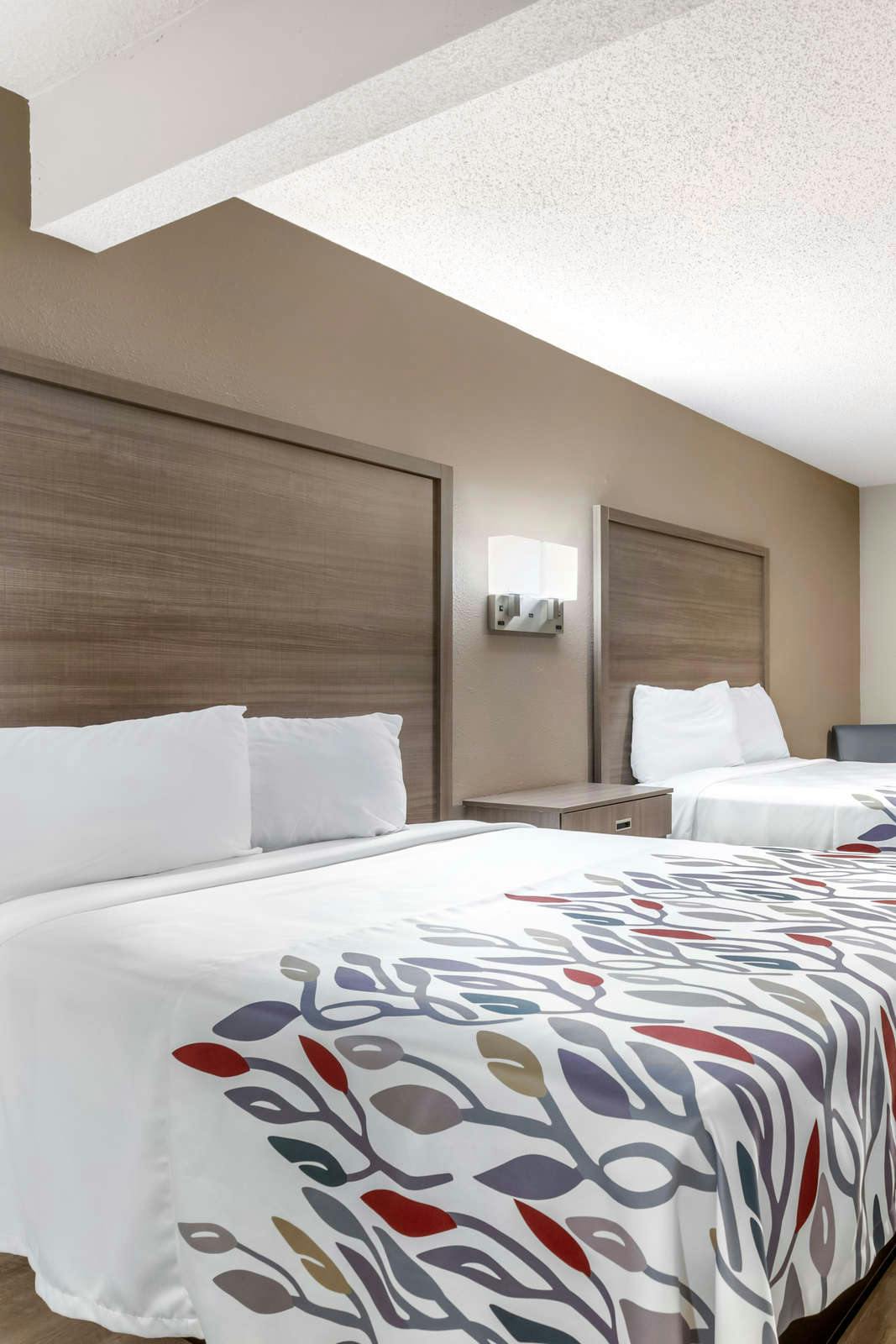 Hotel Red Roof Inn & Suites Newport News photo 2