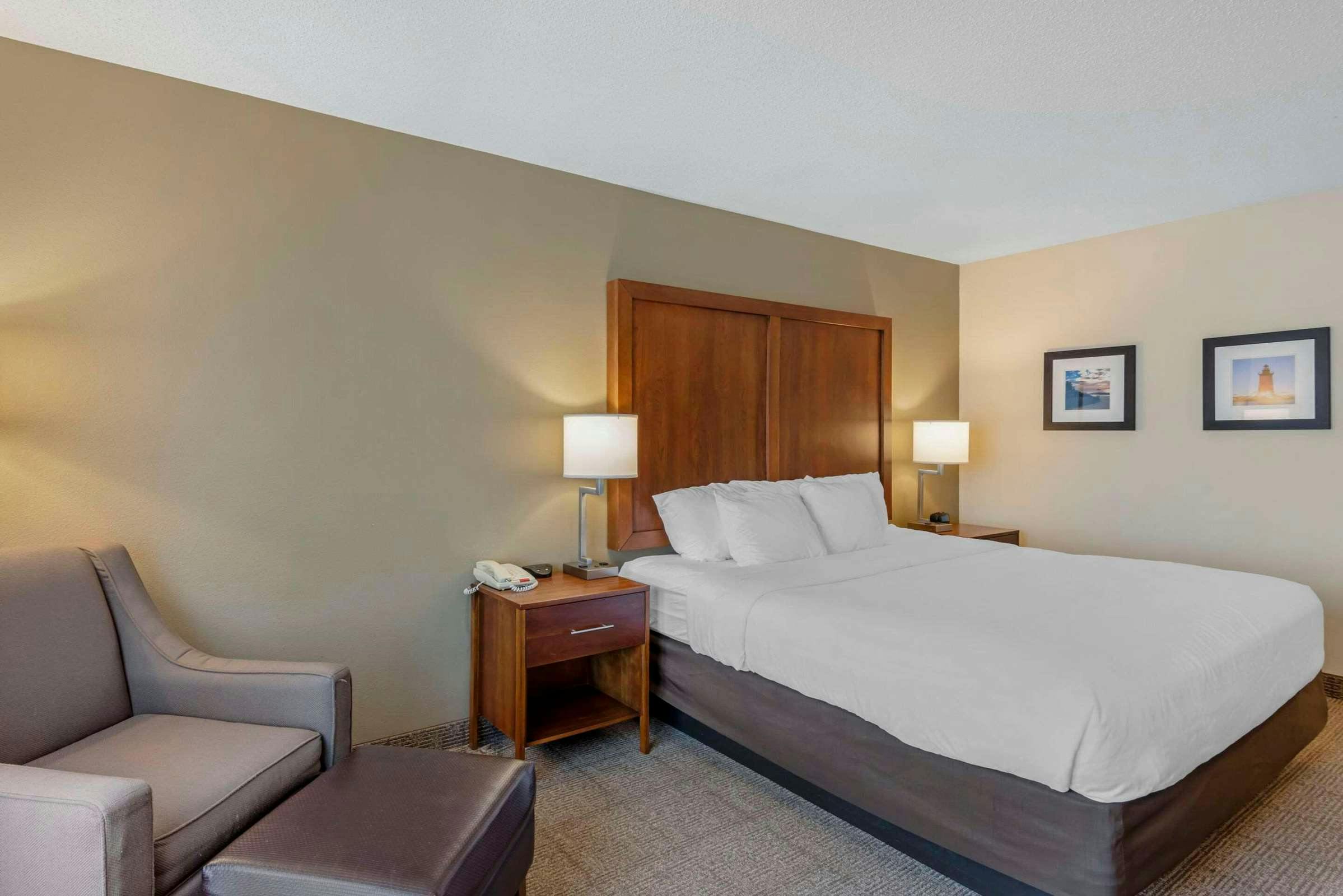 Hotel Comfort Inn & Suites Dover near Speedway photo 1