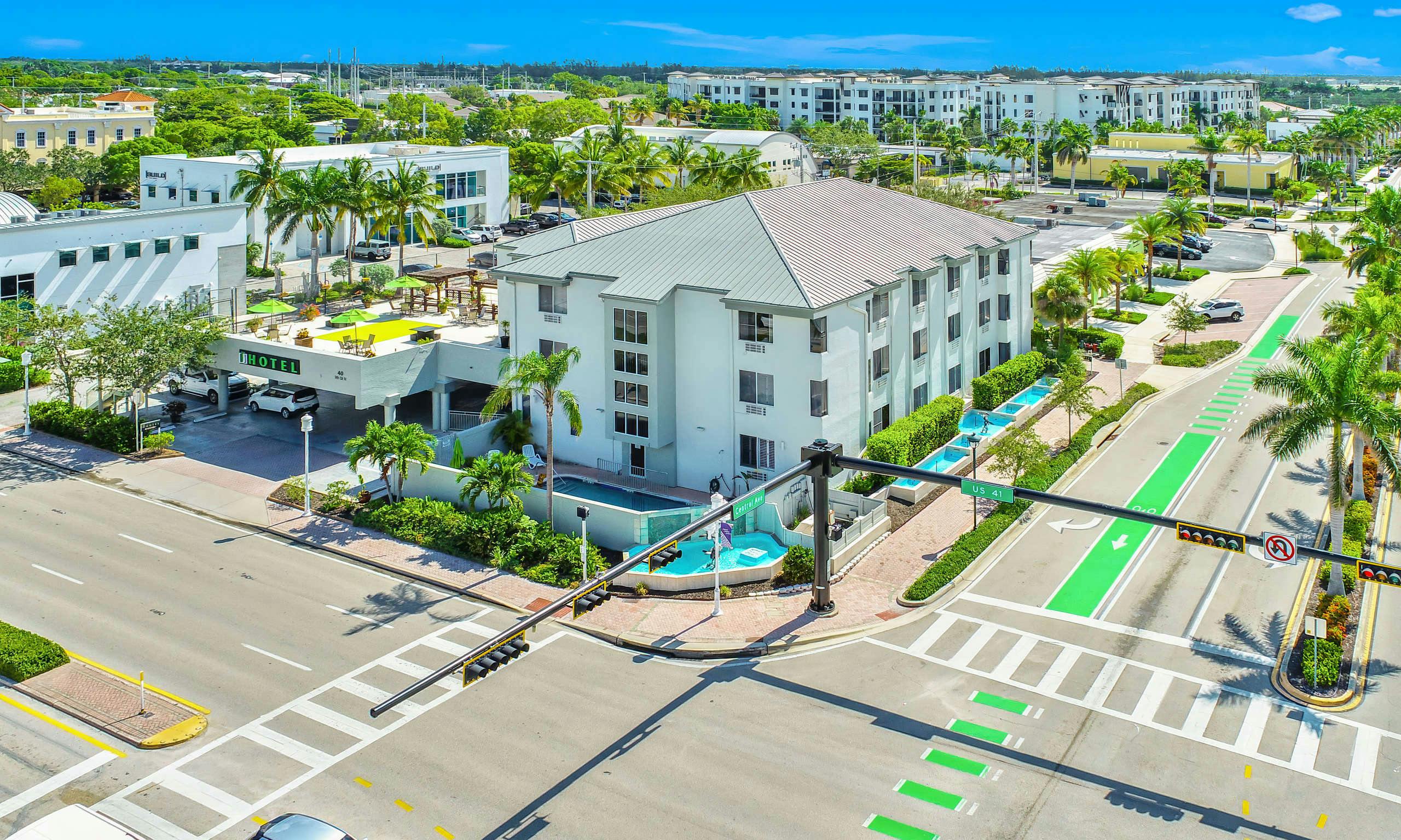 Naples Park Central Hotel