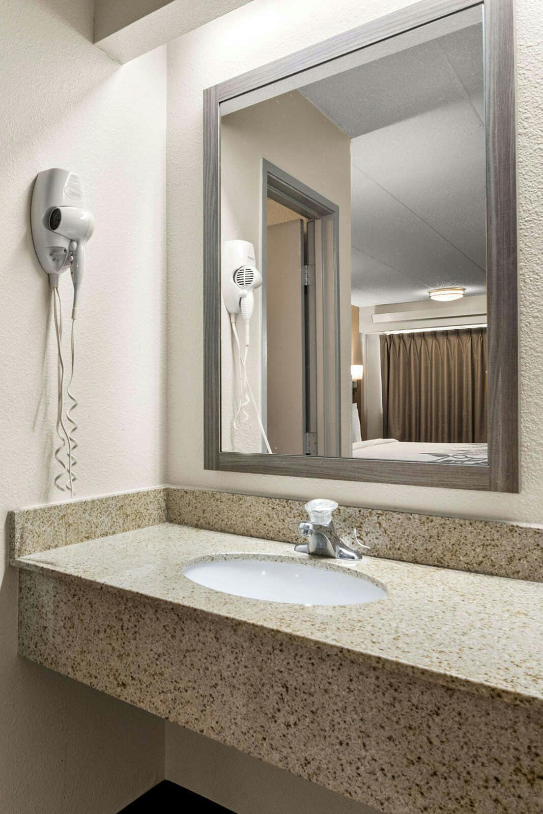 Hotel Red Roof Inn Enfield photo 4