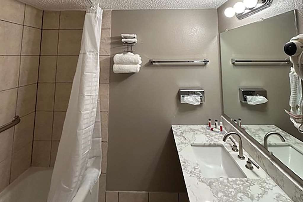 Hotel Baymont by Wyndham Deming photo 5