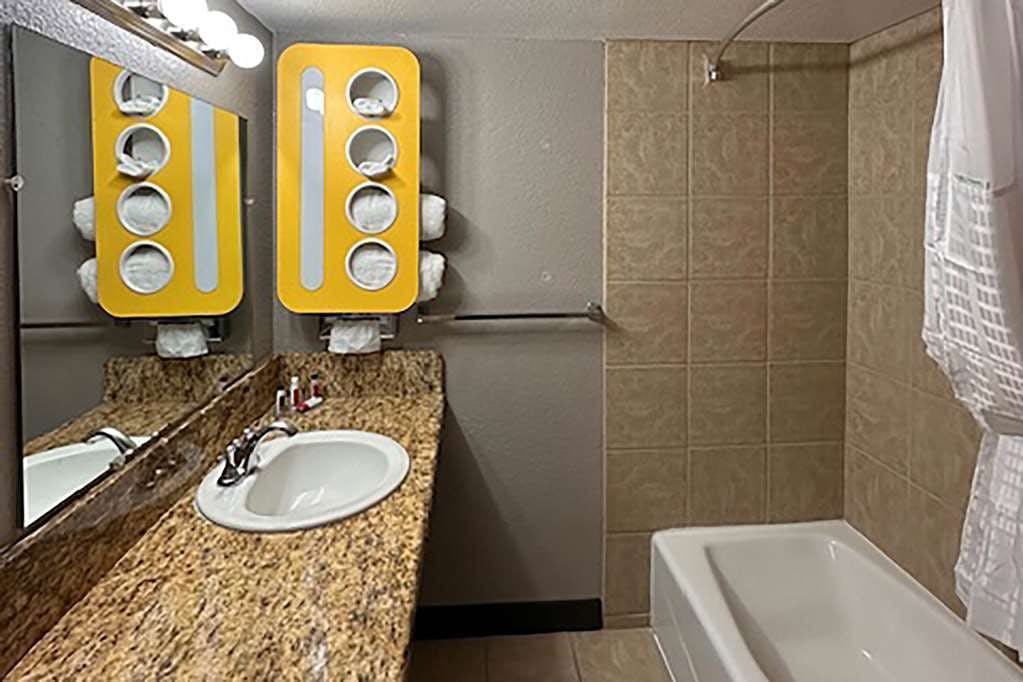 Hotel Baymont by Wyndham Deming photo 3