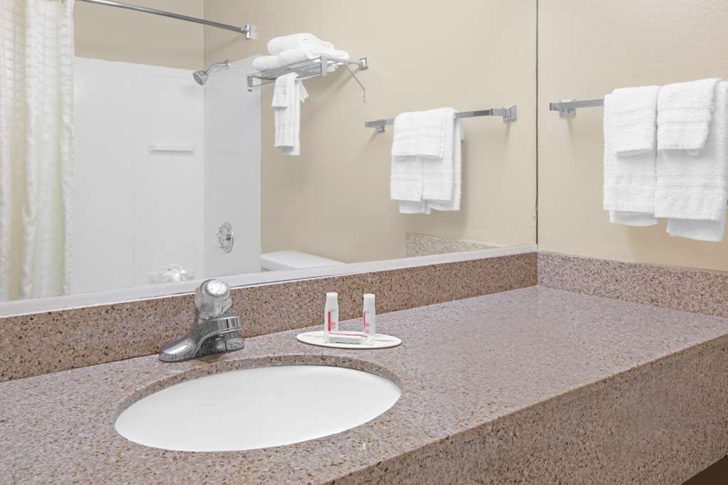 Hotel Super 8 by Wyndham Biloxi photo 3