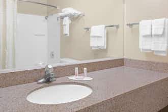 Hotel Super 8 Biloxi at the Beach photo 3