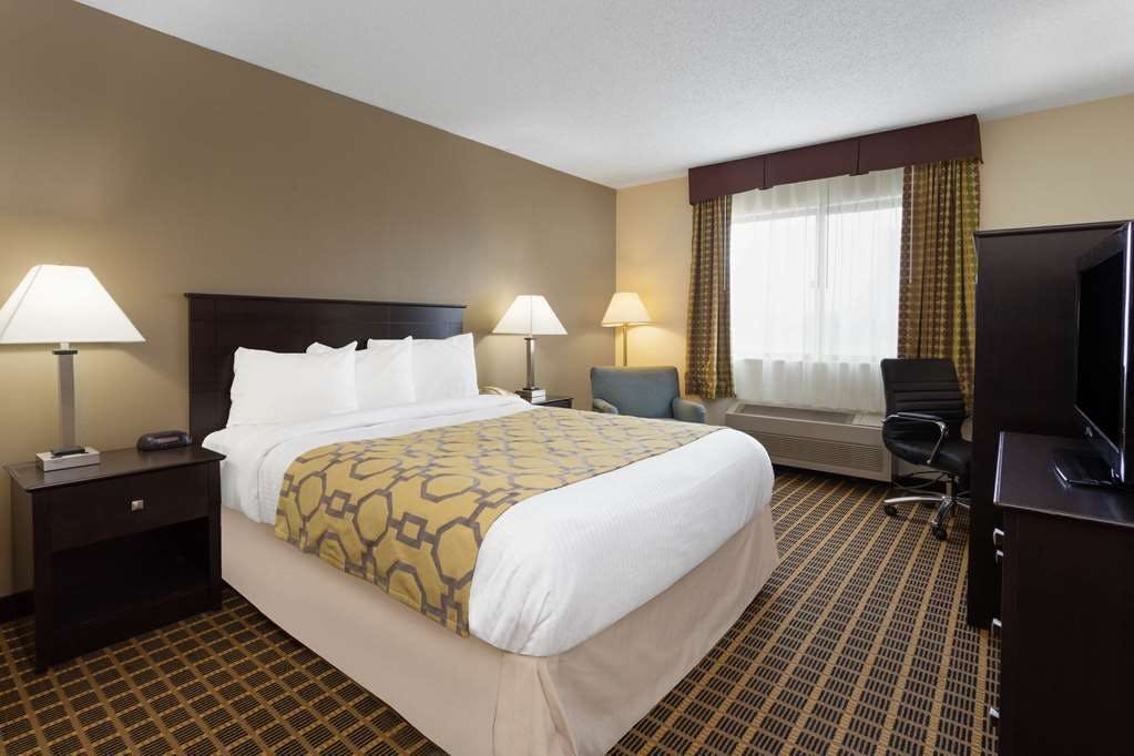 Hotel Baymont Inn and Suites by Wyndham Harvard, IL photo 2