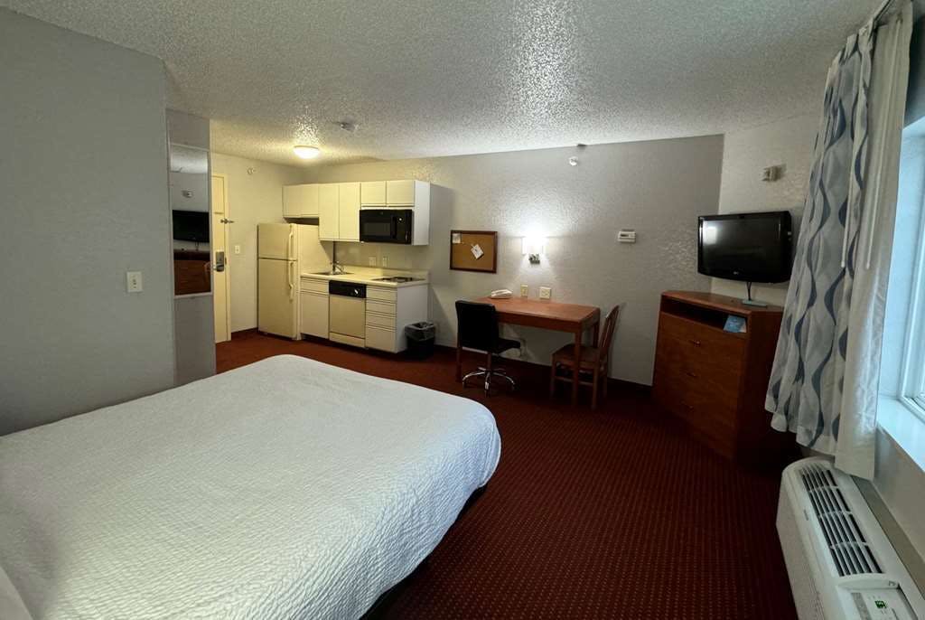 Hotel Days Inn & Suites by Wyndham Green Bay WI. photo 3