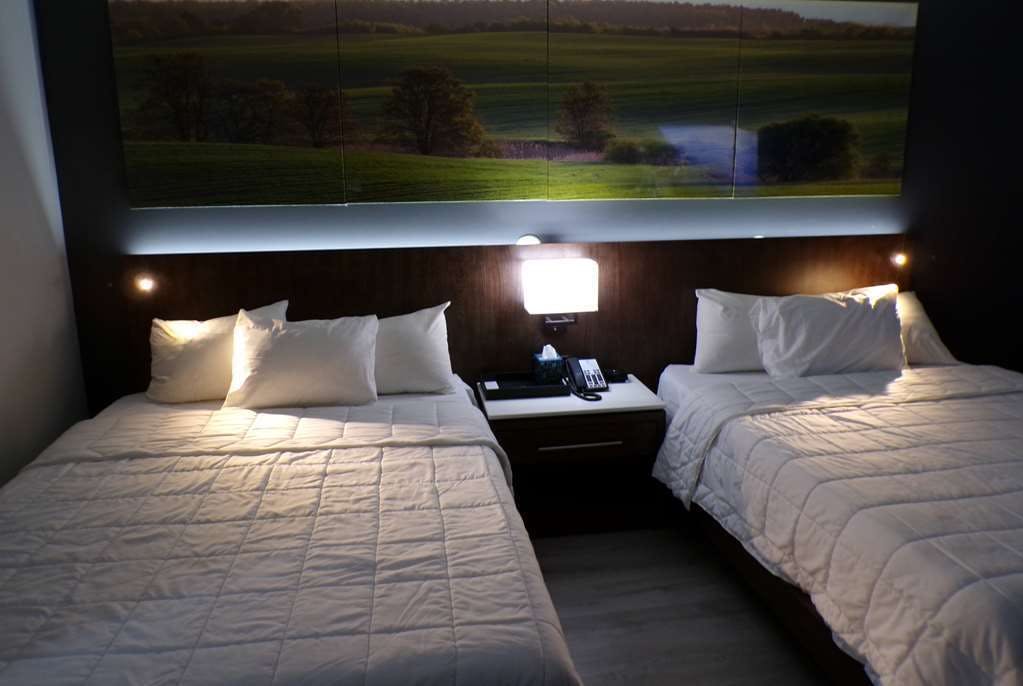 Hotel Luxor Inn & Suites, a Travelodge by Wyndham photo 1