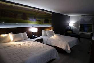Hotel Luxor Inn & Suites, a Travelodge by Wyndham photo 3