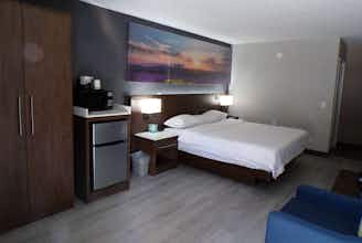 Hotel Luxor Inn & Suites, a Travelodge by Wyndham photo 5
