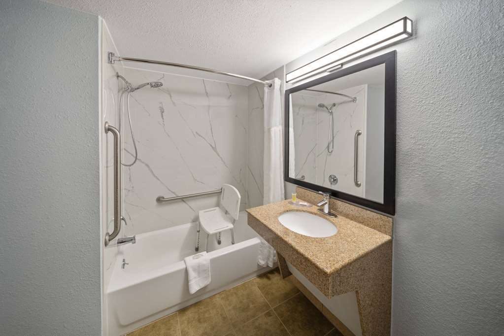 Hotel Super 8 Alexandria LA photo 4