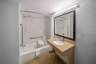 Hotel Super 8 Alexandria LA photo 4