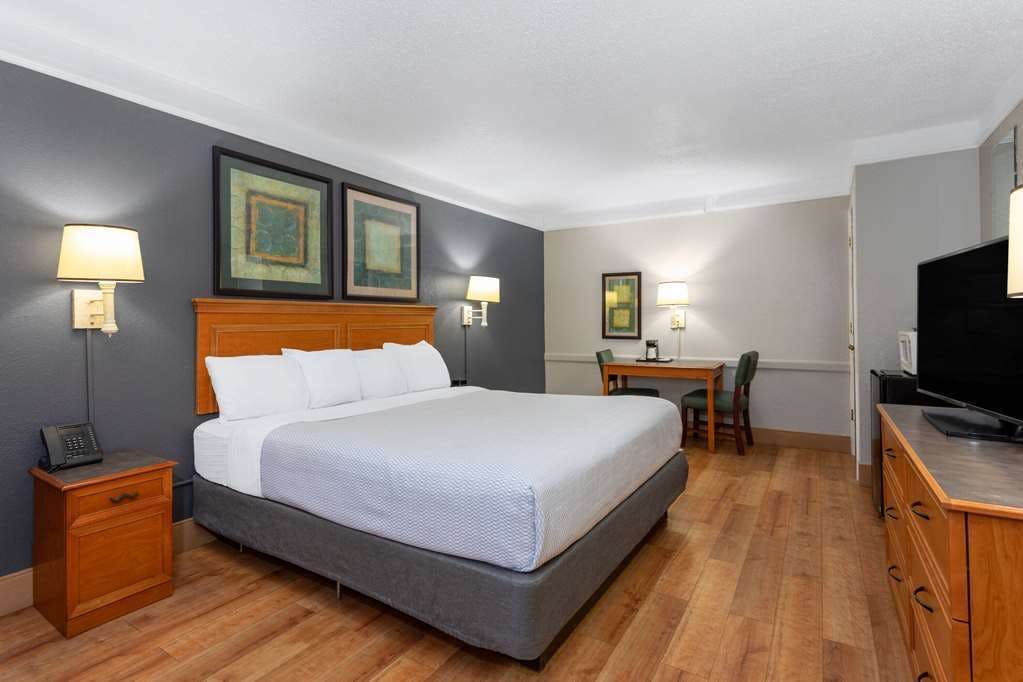 Hotel La Quinta Inn by Wyndham Pensacola photo 1