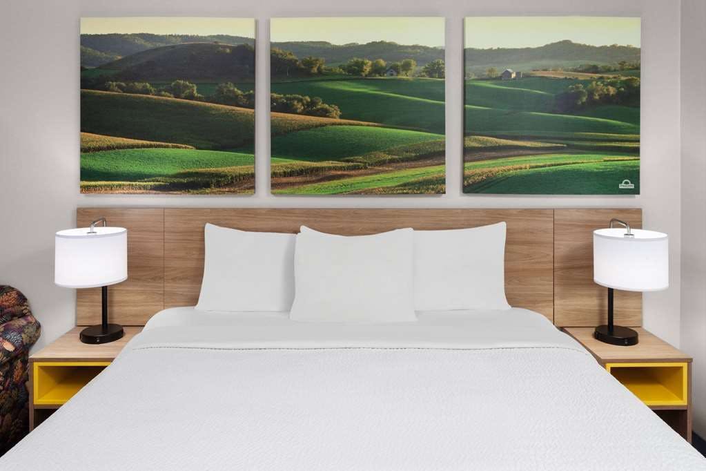 Hotel Days Inn & Suites by Wyndham Sellersburg photo 1