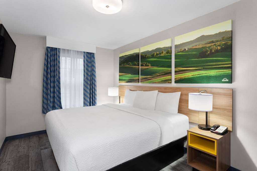 Hotel Days Inn & Suites by Wyndham Sellersburg photo 2