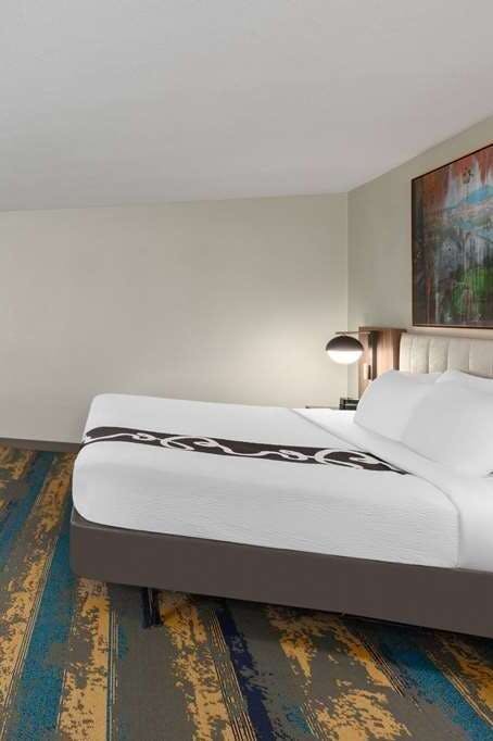 Hotel La Quinta Inn & Suites by Wyndham Knoxville Papermill photo 1