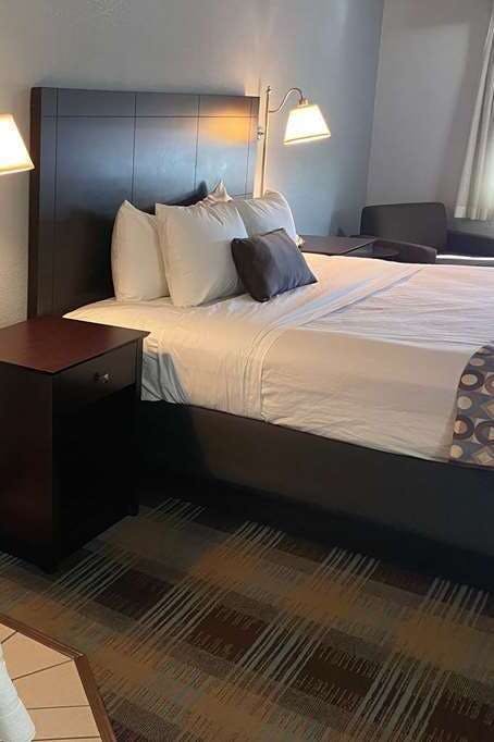 Hotel Baymont by Wyndham Lake City I-75 photo 1