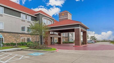 La Quinta Inn & Suites by Wyndham Bridge City